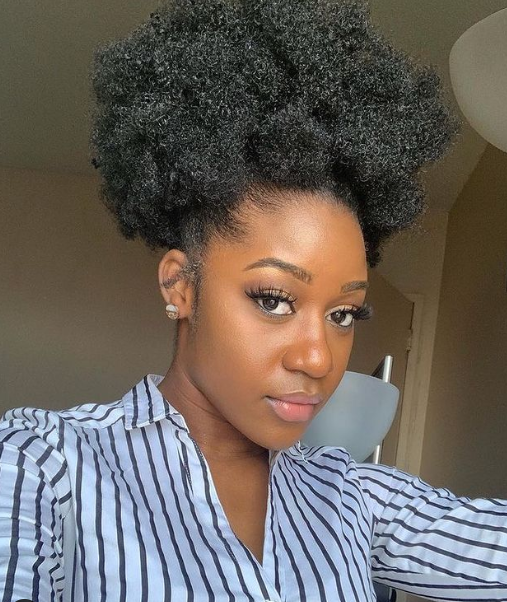 Aplique Afro Puff Hairstyle