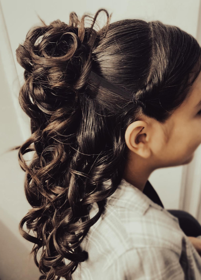 Black Curls Dama Hairstyle for Quinceaneras