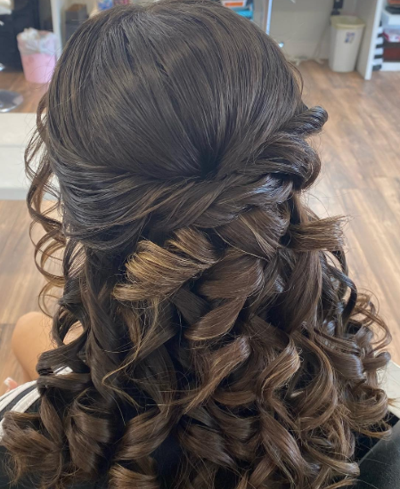 Brown Highlighted Hairstyle for Quinceaneras