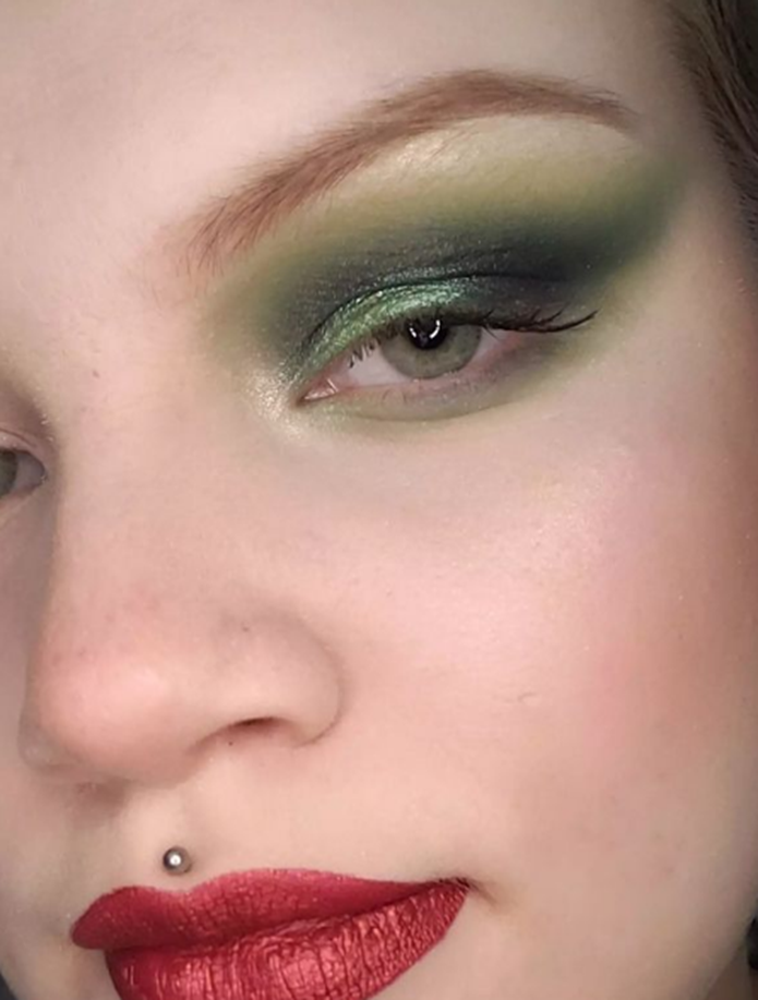 Greenish Shadow Eyes Pretty Christmas Makeup