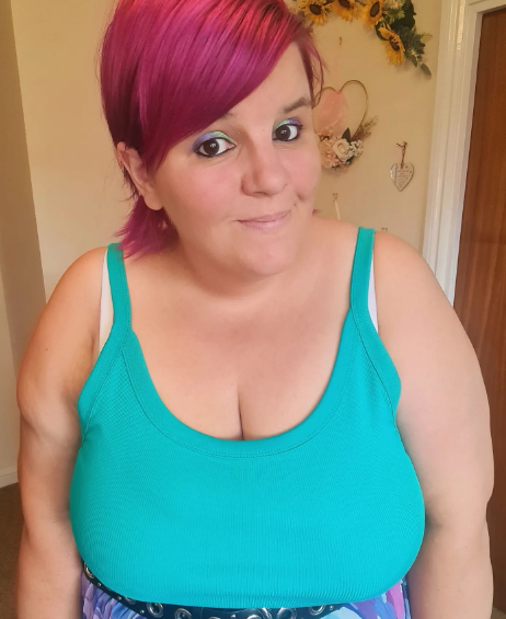 Side Bob Pink Hairstyle For Over 40 And Overweight