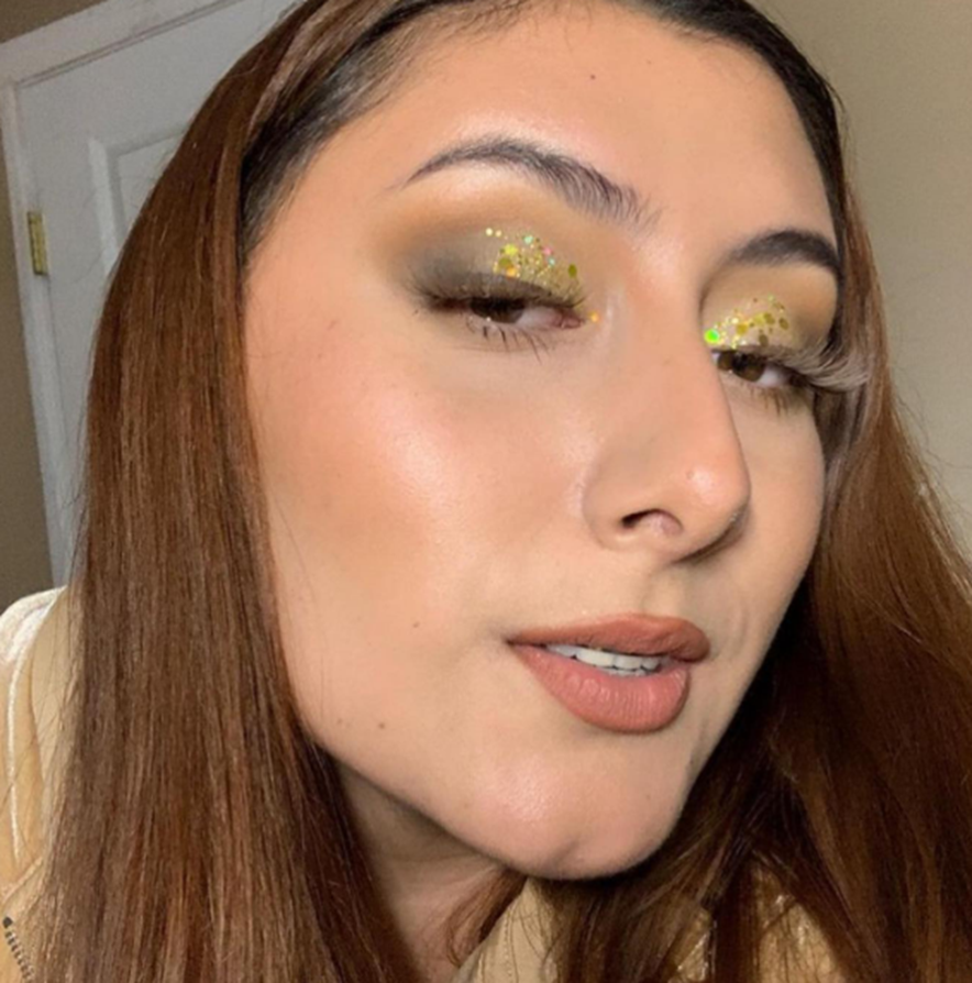 Strong Gold Shadow Eyes Pretty Christmas Makeup Ideas