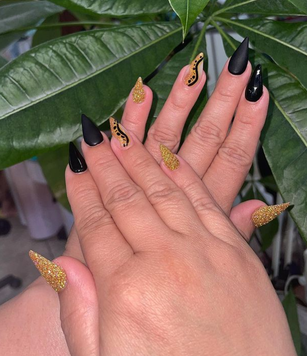 golden nails art