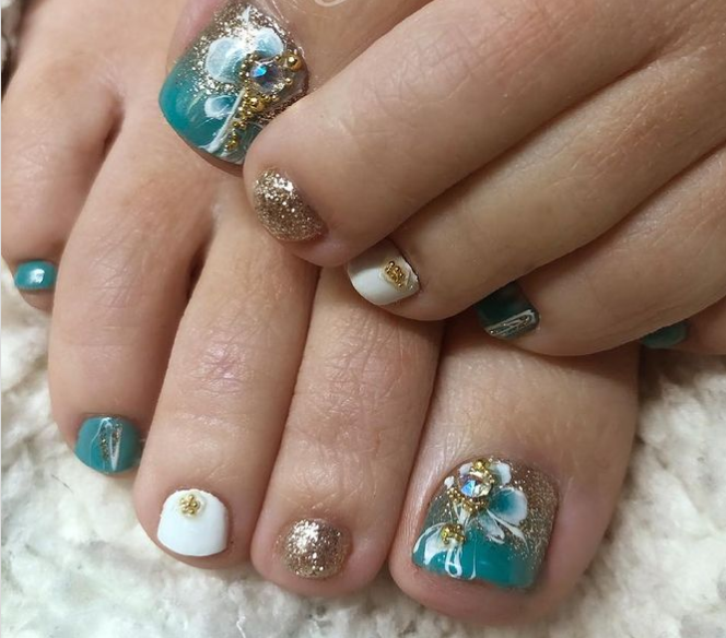 crystal toe nail art