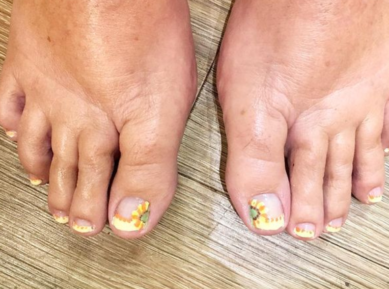 floral toe nail art