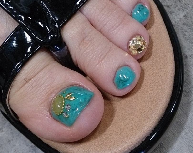 gold summer nail design