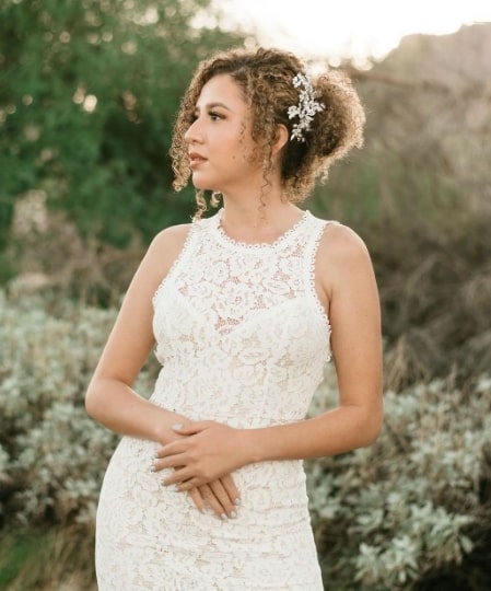 Casual Bride’s Wedding Hairstyle For Naturally Curly Hair