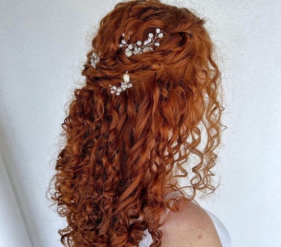 Curling Bride’s Wedding Hairstyle For Naturally Curly Hair