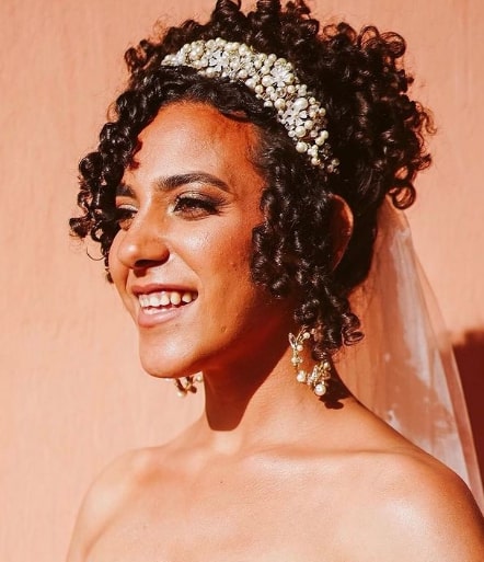 Frizz-Free Bride’s Wedding Hairstyles For Naturally Curly Hair