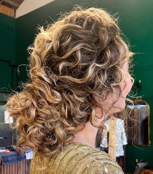 Golden Bride’s Wedding Hairstyle For Naturally Curly Hair