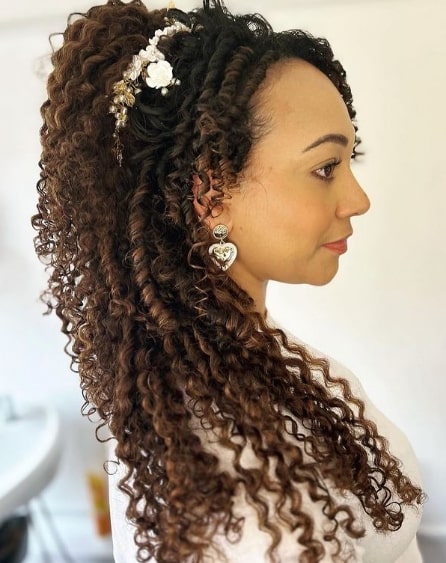Long Bride’s Wedding Hairstyle For Naturally Curly Hair