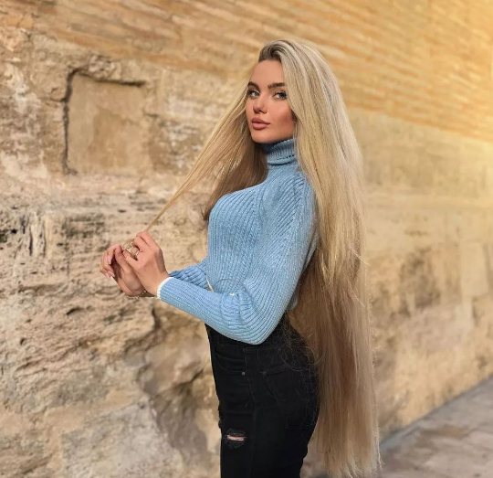 Lovable Stylish Long Blonde Hairstyle