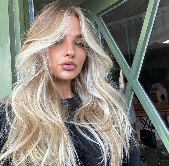 Bombshell Blonde Messy Long Hairstyle For Women