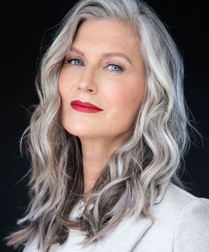 Layer Cut Ash Grey Wavy Hairstyle For Women Over 50