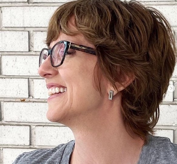 Short Hairstyles For Women Over 50 With Glasses